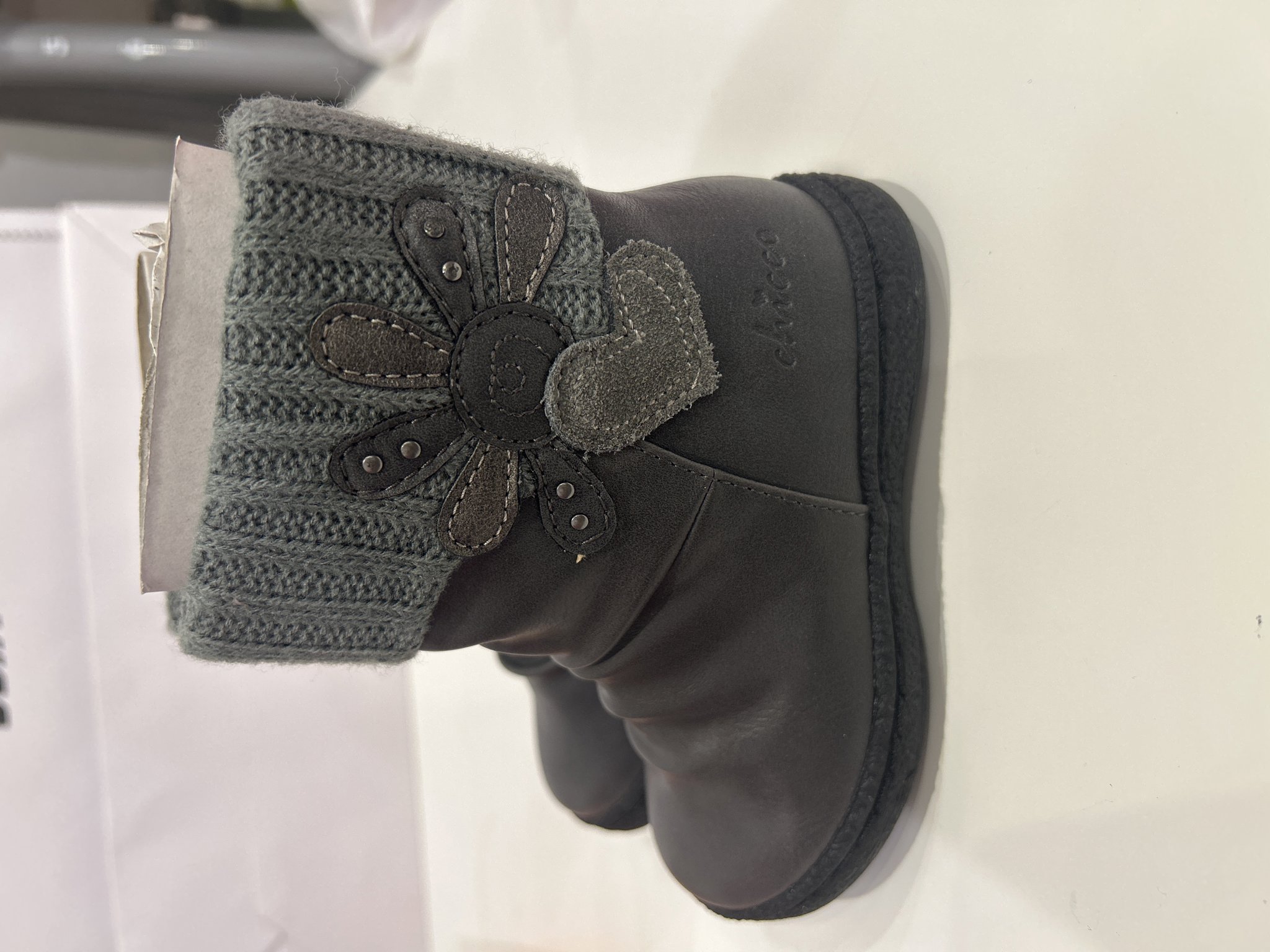 صورة حذاء بناتي رمادي غامج مقاس٢٣ 