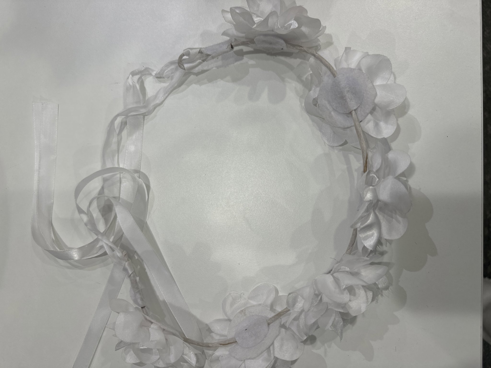 صورة تاج بناتي مورد ابيض-مخزون١