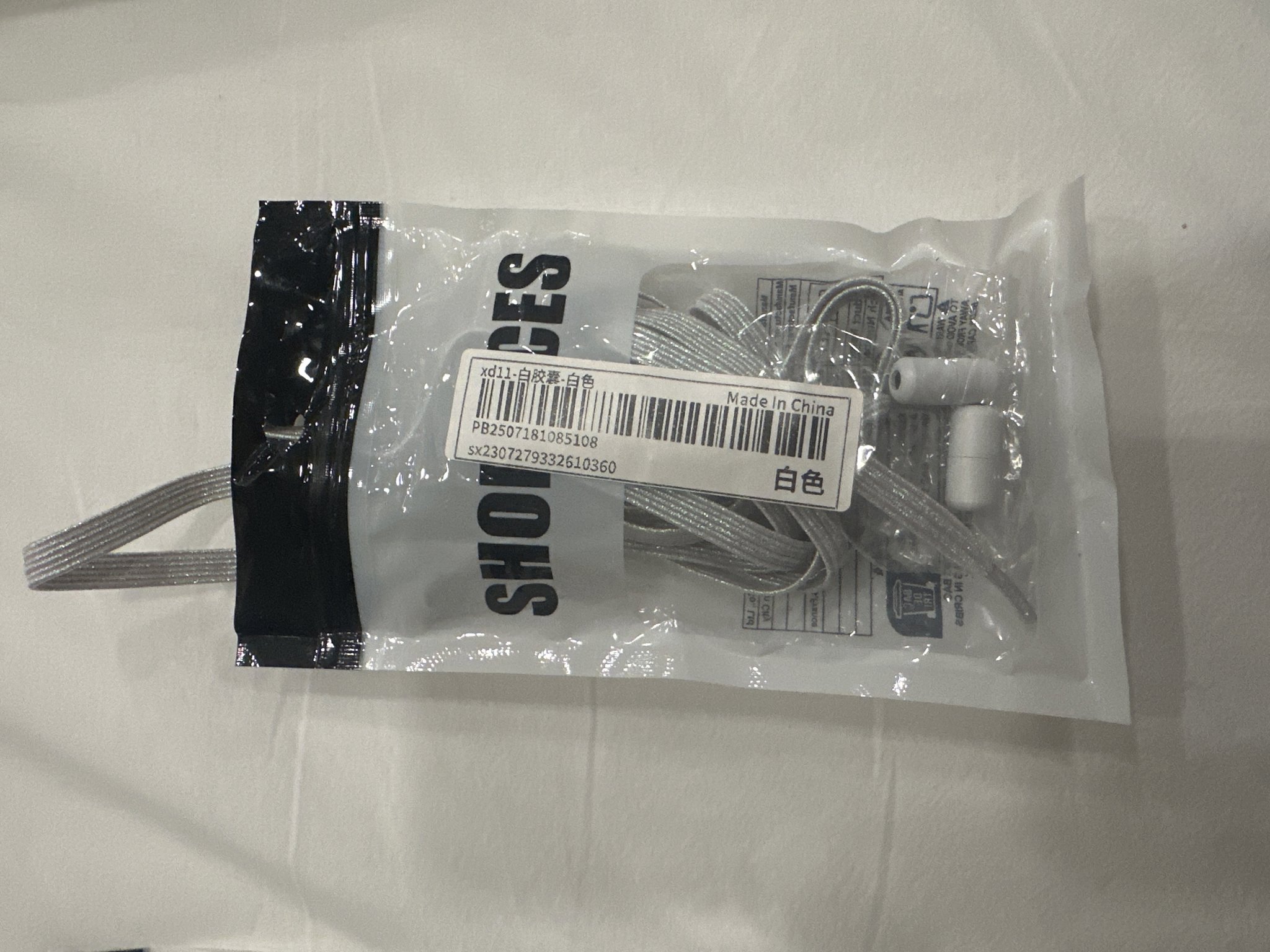 صورة خيط للأحذية فضي